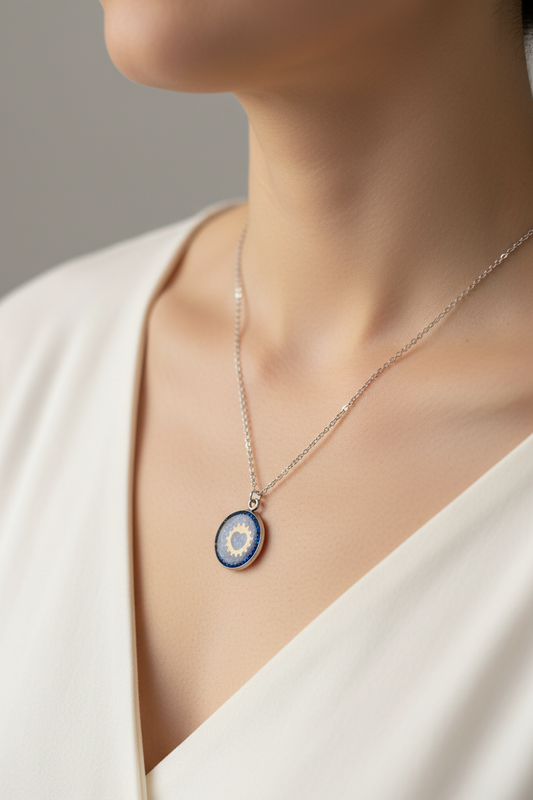 Colar de resina azul com engrenagem num pescoço humano