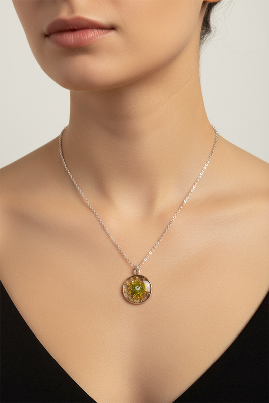 Colar de resina dourada num pescoço humano