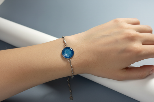 Pulseira de resina azul num pulso