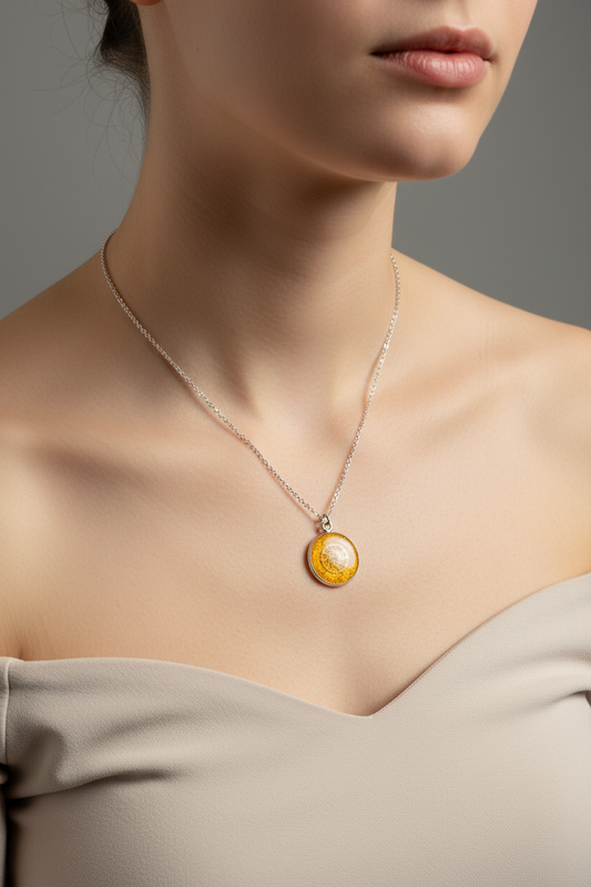 Colar de resina âmbar com flor preservada num pescoço humano