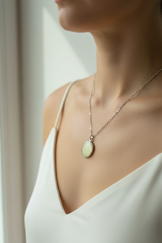 Colar de resina verde menta com brilho dourado num pescoço humano