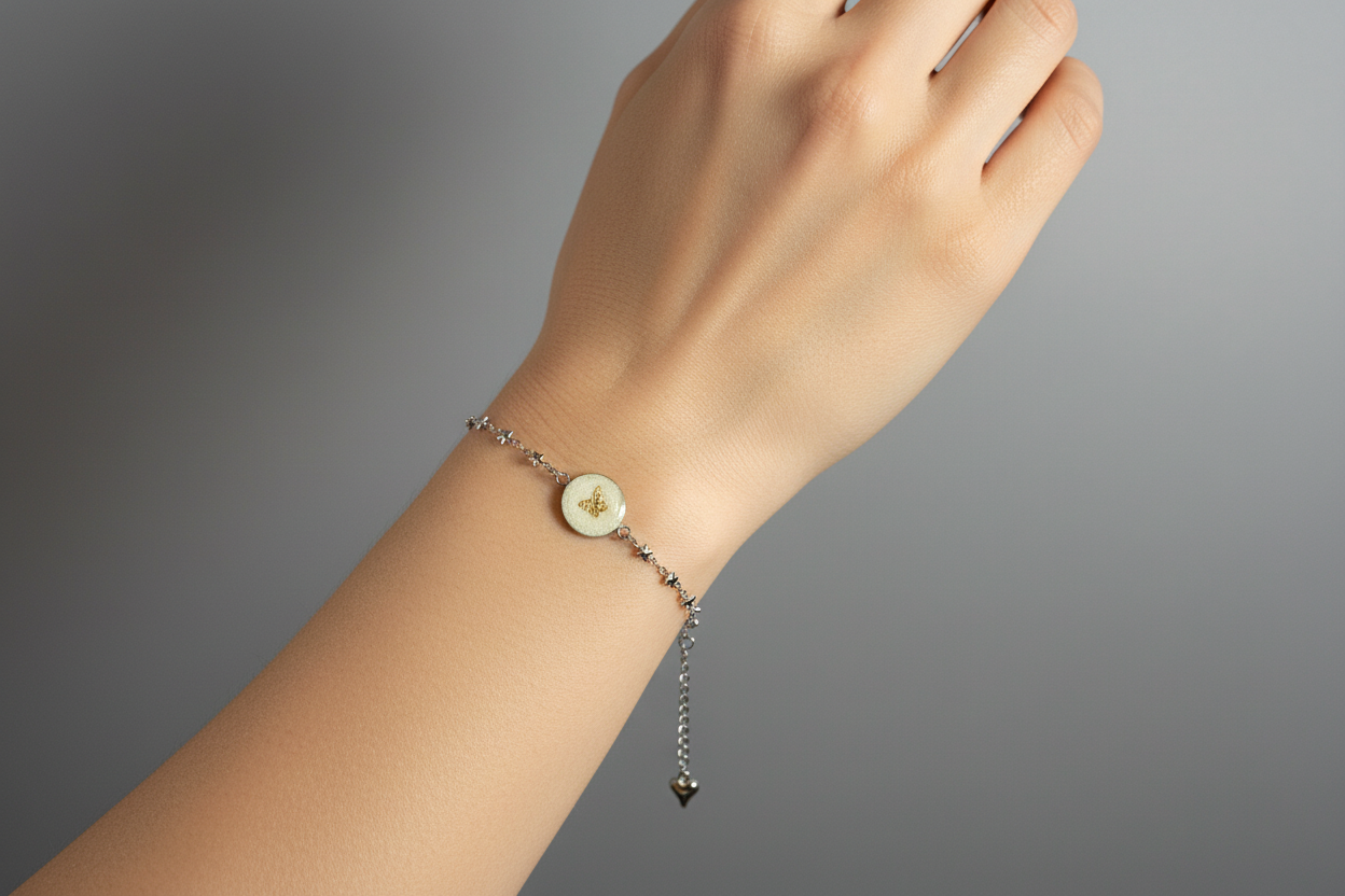 Pulseira com borboleta dourada em resina num pulso
