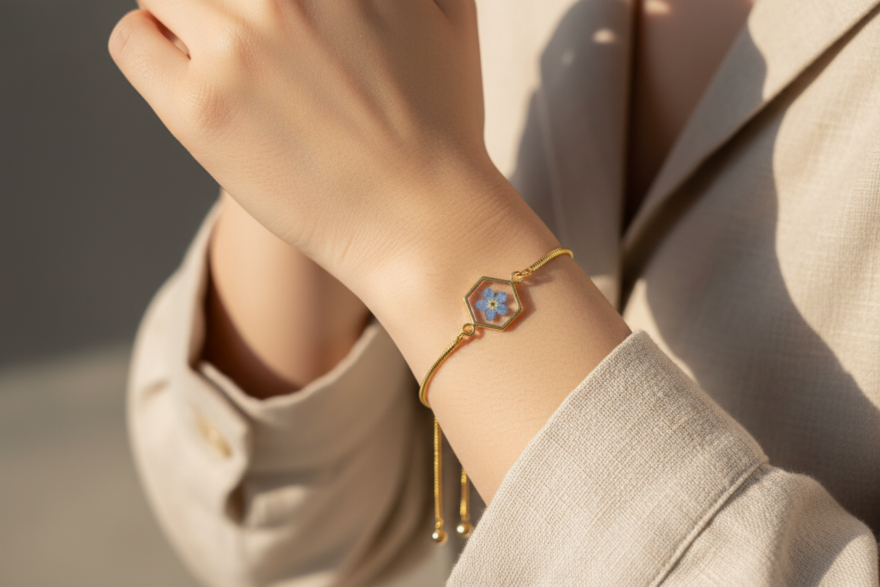 Pulseira com flor azul preservada num pulso - versão 2