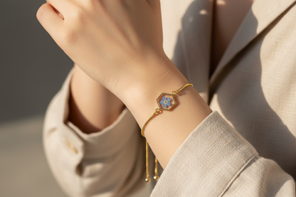 Pulseira com flor azul preservada num pulso - versão 2
