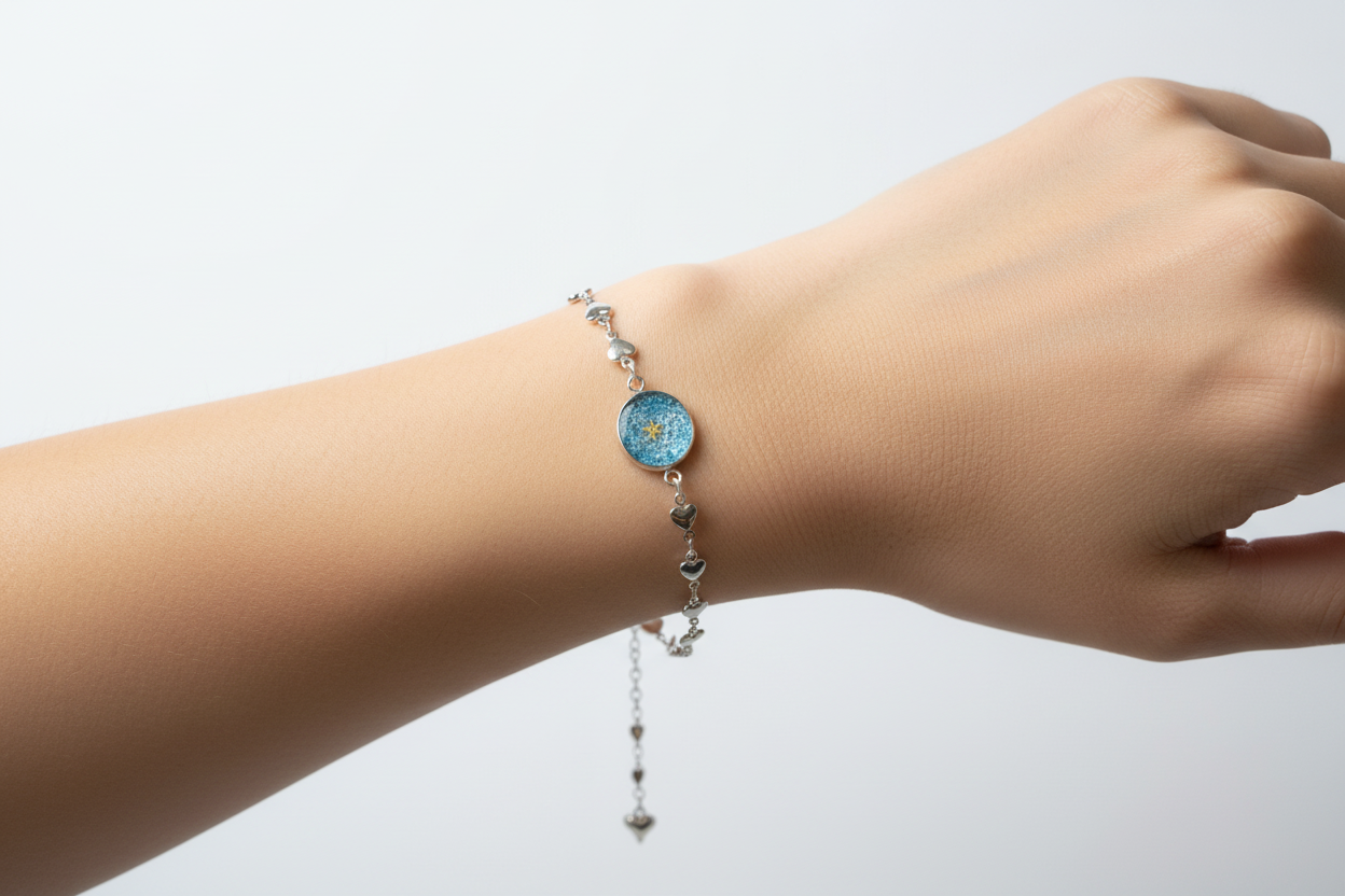 Pulseira de resina azul com folha de ouro num pulso