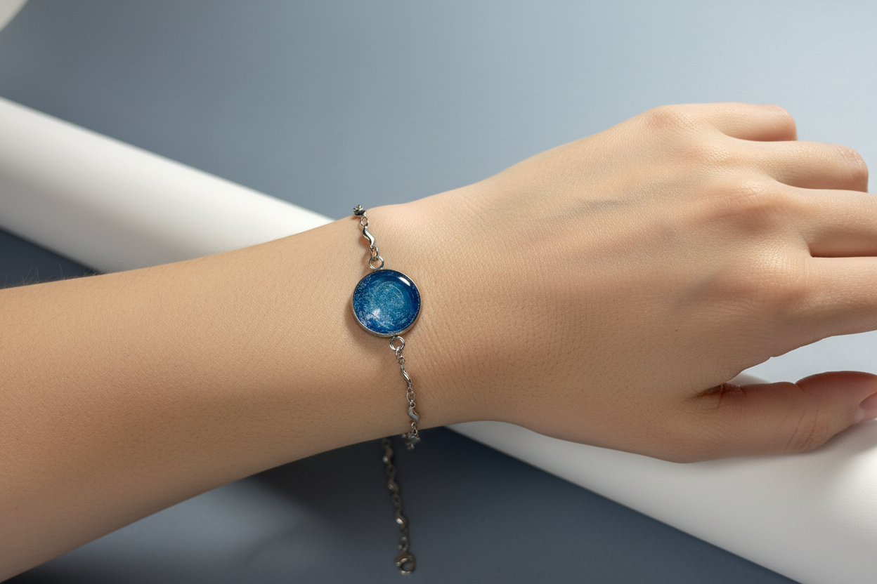 Pulseira de resina azul num pulso